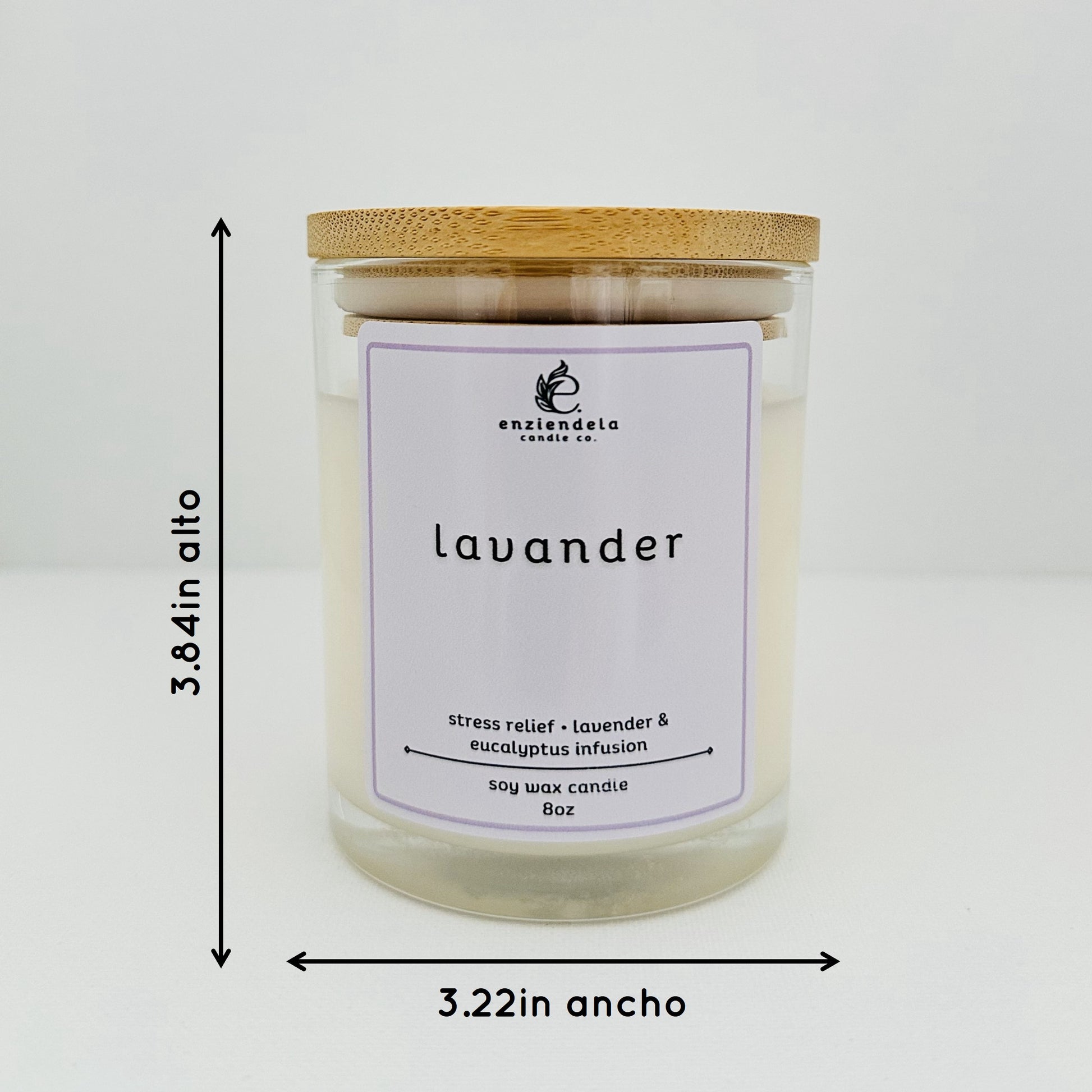 Vela aromática de lavanda de Enziendela con dimensiones de 3.22 pulgadas de ancho y 3.84 pulgadas de alto en envase de cristal y tapa de bambú.