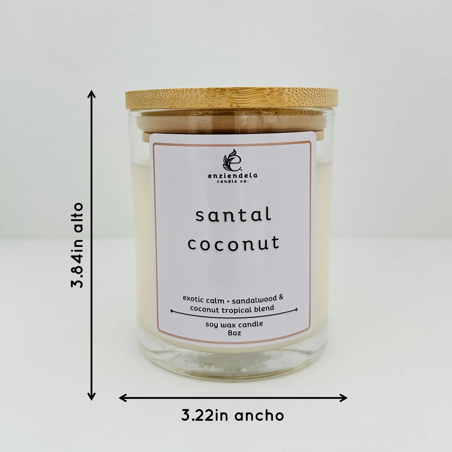 Vela aromática de sándalo y coco de Enziendela con dimensiones de 3.22 pulgadas de ancho y 3.84 pulgadas de alto en envase de cristal y tapa de bambú.