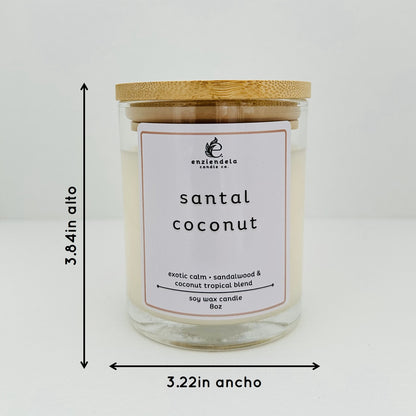 Vela aromática de sándalo y coco de Enziendela con dimensiones de 3.22 pulgadas de ancho y 3.84 pulgadas de alto en envase de cristal y tapa de bambú.