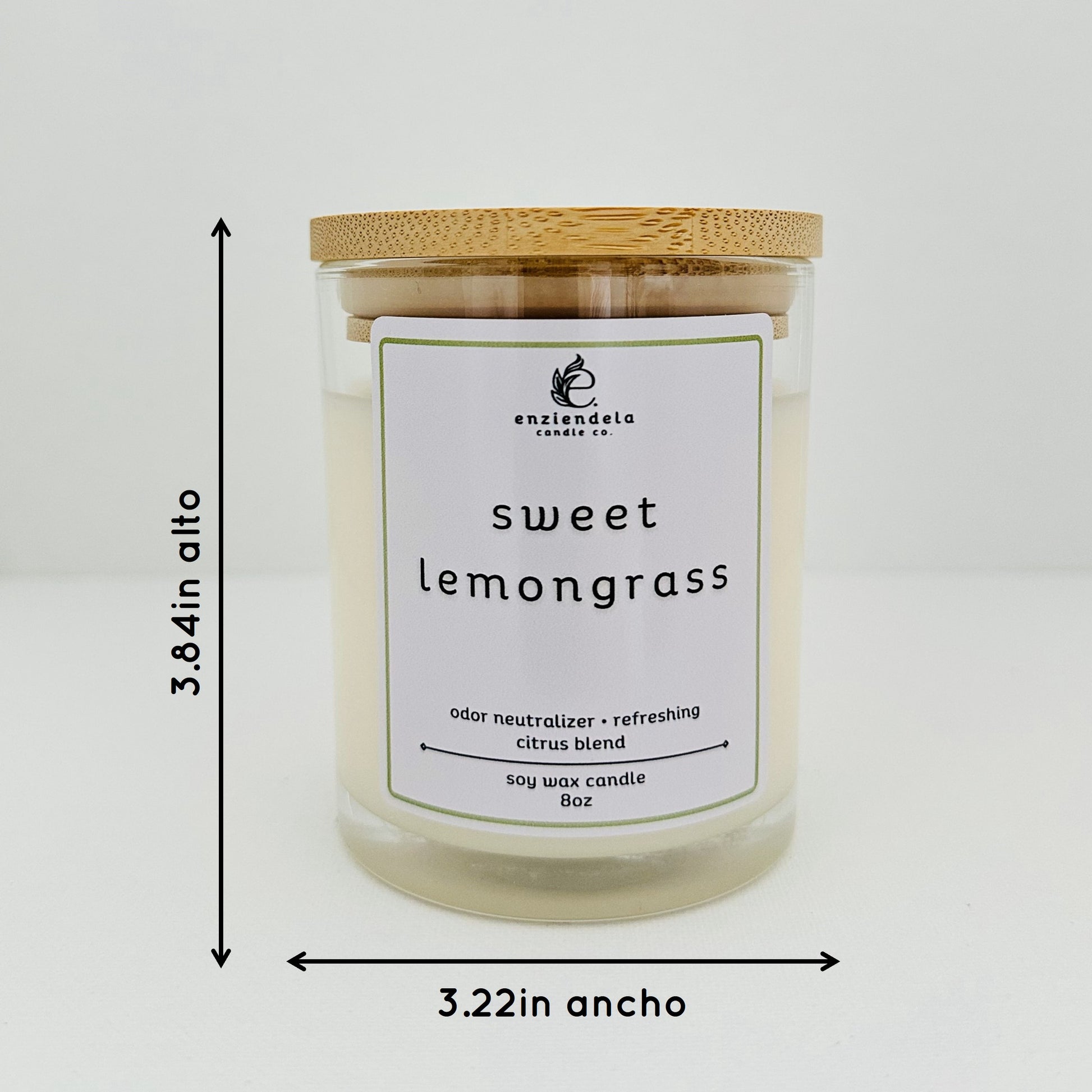 Vela aromática de hierba de limón de Enziendela con dimensiones de 3.22 pulgadas de ancho y 3.84 pulgadas de alto en envase de cristal y tapa de bambú.